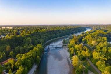 Thalkirchen 'deki Isar kıyısı, Münih, yukarıdan insansız hava aracı görüşü. 