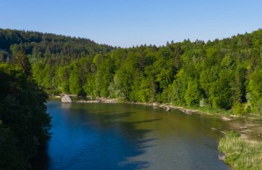 Thalkirchen, Münih 'te bir ormanın altındaki nehrin yanındaki yol. Hava aracı görüntüsü, kuş bakışı.