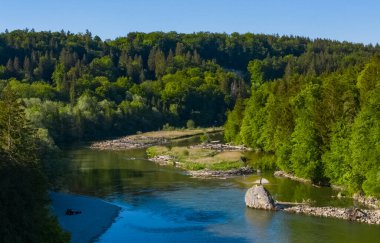 Thalkirchen, Münih 'te bir ormanın altındaki nehrin yanındaki yol. Hava aracı görüntüsü, kuş bakışı.