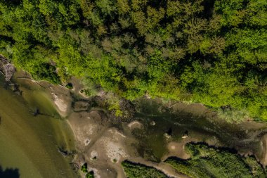 Thalkirchen 'deki Isar kıyısı, Münih, yukarıdan insansız hava aracı görüşü. 