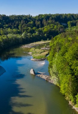 Alman ormanlarında akan bir nehir. Hava aracı görüntüsü.