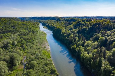 Alman ormanlarında akan bir nehir. Hava aracı görüntüsü.