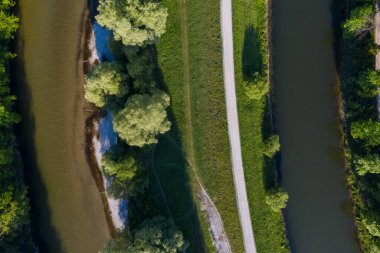 Thalkirchen 'deki Isar kıyısı, Münih, yukarıdan insansız hava aracı görüşü. 