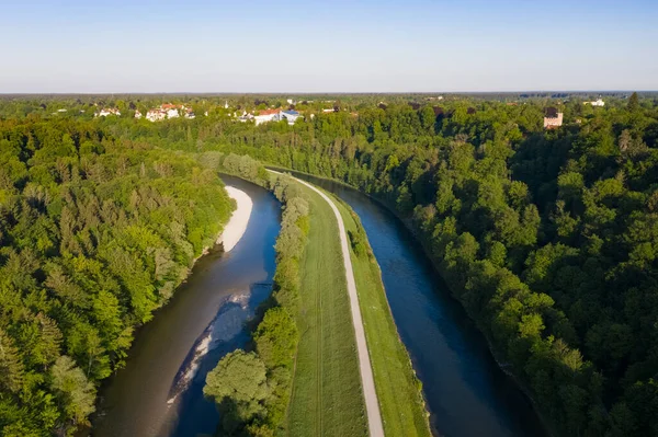 道路ミュンヘン タルキルヒェンの森の木々の下の川の横にある 空中ドローン撮影 バードビュー — ストック写真