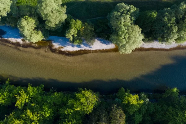 Thalkirchen, Münih 'te bir ormanın altındaki nehrin yanındaki yol. Hava aracı görüntüsü, kuş bakışı.