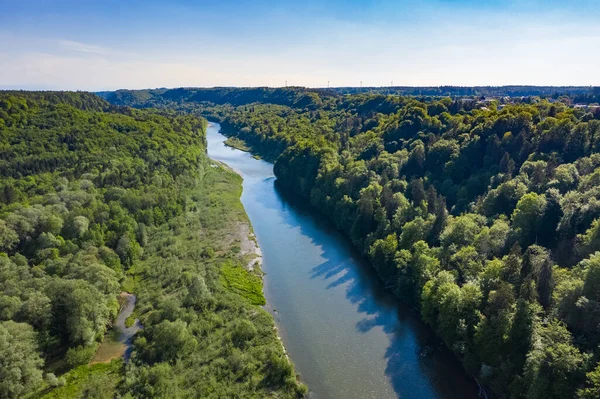 Alman ormanlarında akan bir nehir. Hava aracı görüntüsü.