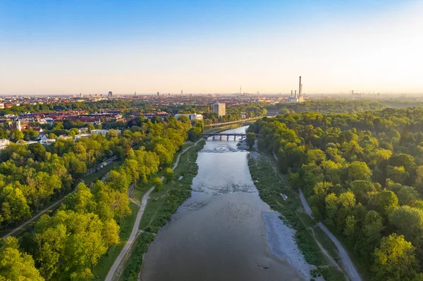 Güney Alman şehri Münih 'e akan Isar Nehri' nin Panorama havacılık kuş bakışı fotoğrafı. Nehrin arkasındaki Panoramik Münih merkezi