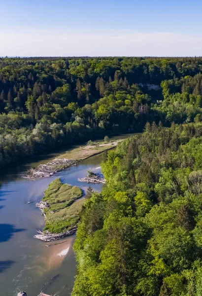 Thalkirchen 'deki Isar kıyısı, Münih, yukarıdan insansız hava aracı görüşü. 