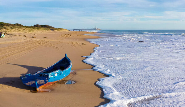 Одинокая и заброшенная лодка-патера на атлантическом побережье Южной Испании