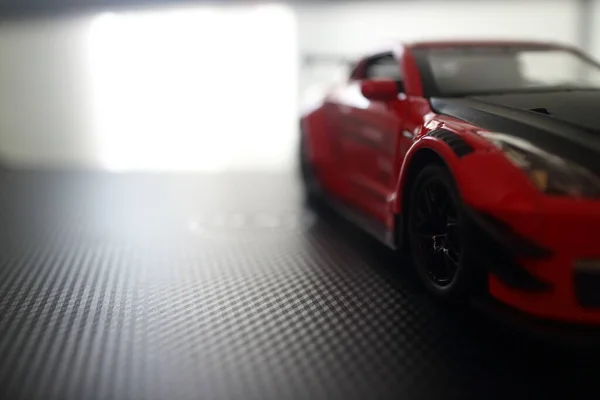 床に赤いスポーツカー — ストック写真