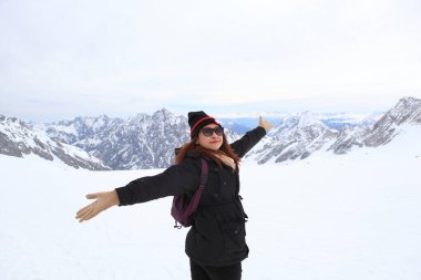 Karla kaplı dağ zirvesi kışı ve turisti 