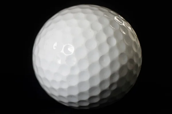 黒を背景にしたゴルフボール — ストック写真