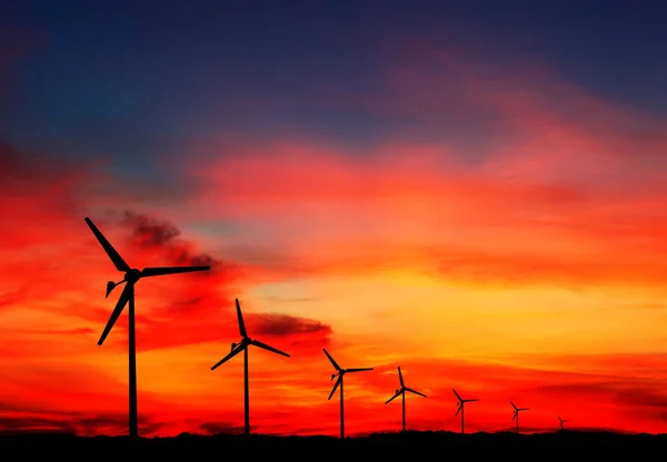 Ökostrom Windräder Erzeugen Strom Silhouette Der Windkraftanlage Bei Sonnenaufgang Oder — Stockfoto