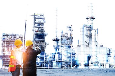 Mühendis petrol ve doğalgaz sahasında.