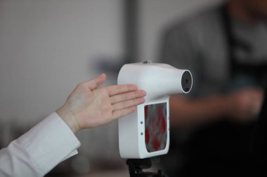 yeni normal yaşam tarzı, vücut sıcaklığı kontrol makinesi 