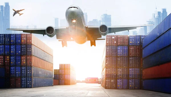 輸送および輸出入商業物流における配送業界と物流コンテナトラック 輸送および貨物輸送面での船の二重暴露 — ストック写真