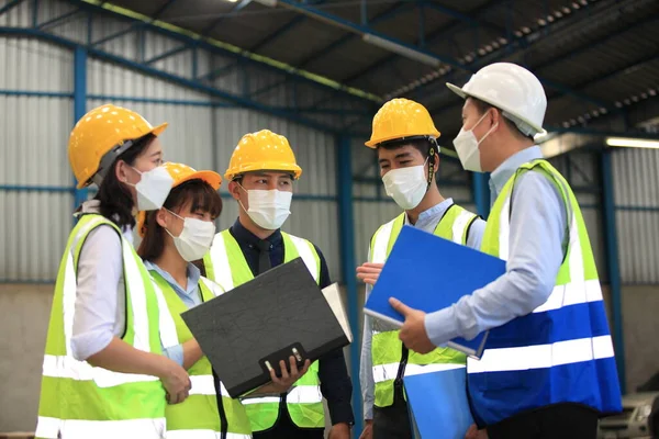 Týmoví Pracovníci Nosí Ochranné Masky Továrny Bezpečnost Pracovní Setkání Před — Stock fotografie