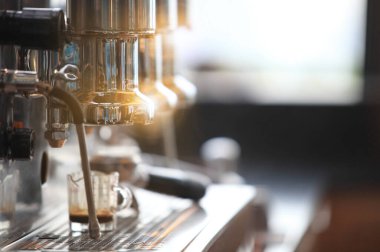 Kahve makinesi taze kahve hazırlıyor, buharda kahve makinesi, kahveci kafede kahve hazırlıyor.