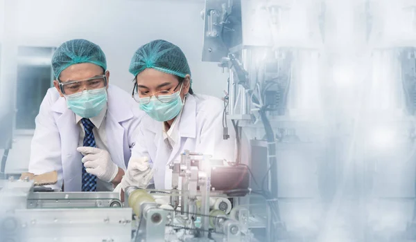 엔지니어 마스크 공장에서 일하는그 마스크 조치의 코로나 바이러스 질병의 확산을 — 스톡 사진