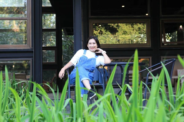 Mulher Relaxar Jardim Relaxado Jovem Fêmea Sorrindo Olhando Lado Sentado — Fotografia de Stock