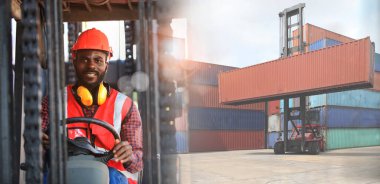 Afrikalı Amerikalı yakışıklı bir siyahi mühendisin yakınında lojistik taşımacılık ithalat veya nakliye endüstrisinin konteynır deposunda çalışıyor. 