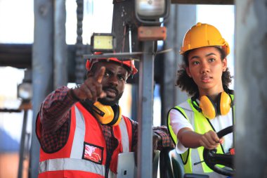  Afro-Amerikalı siyah mühendis lojistik taşımacılık ithalat veya nakliye endüstrisinin konteynır deposunda çalışıyorlar. 