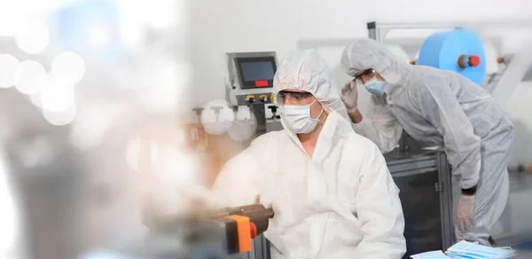 Gyártásvezető Vagy Arcmaszk Dolgozik Gyárban Ellenőrzik Maszk Gyártás Koncepciója Védő — Stock Fotó