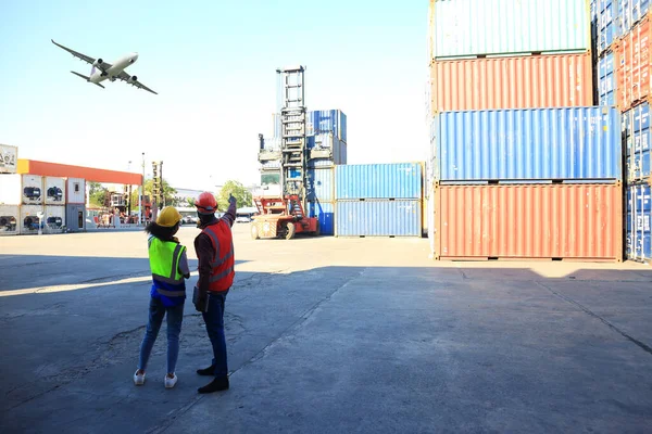 Afro Americano Ingegnere Nero Stanno Lavorando Container Area Cantiere Logistica — Foto Stock
