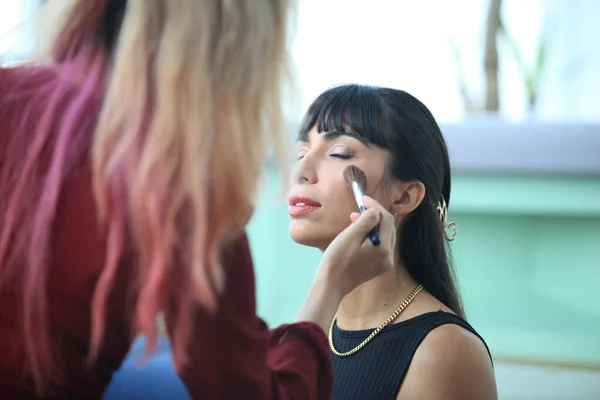 Artista Maquillaje Cara Modelo Sexy Antes Fotografía Moda — Foto de Stock