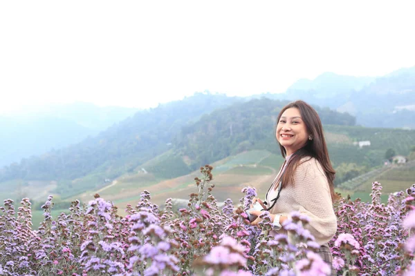 Frau Entspannen Sie Sich Mit Bergkette Mit Rosa Blume Durch — Stockfoto