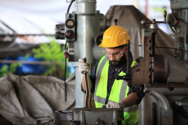  Fabrikadaki üretim ya da bakım sektöründe çalışan mühendis. 