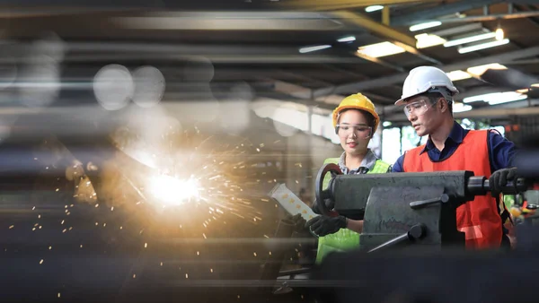 Ingenieur Vor Ort Arbeitet Für Produktion Oder Wartung Großmaschinenindustrie Fabrik — Stockfoto