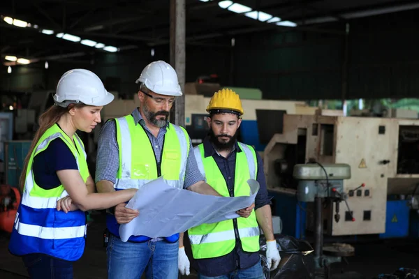 Ingenieur Vor Ort Arbeitet Für Produktion Oder Wartung Großmaschinenindustrie Fabrik — Stockfoto