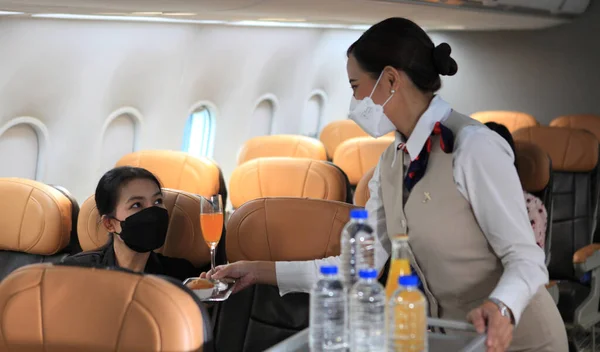 Stewardess Mit Mundschutz Service Für Passagiere Flugzeug Kabinenbesatzung Schiebt Service — Stockfoto