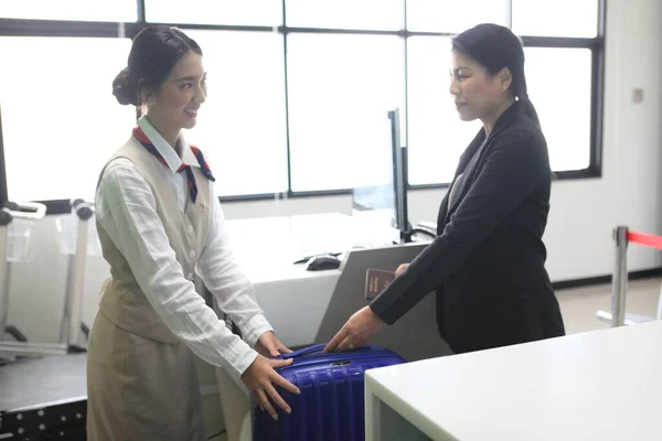 Gepäckkontrolle Flughafen Gewichtung Check Schalter Flughafen Asien — Stockfoto