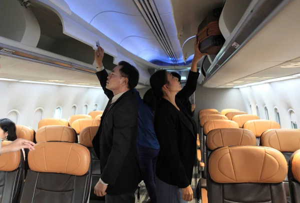 Passagier Flugzeug Hält Tasche Der Kabine — Stockfoto