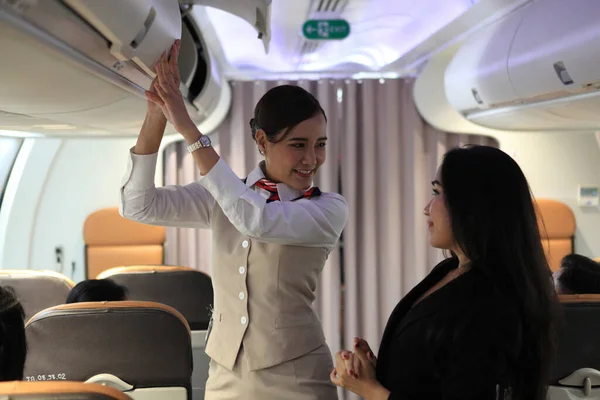 Stewardess Service Flugzeug Flugbegleiterin Checkt Und Schließt Kabinenabteil Flugzeug — Stockfoto