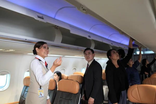 Stewardess Service Flugzeug Flugbegleiterin Checkt Und Schließt Kabinenabteil Flugzeug — Stockfoto
