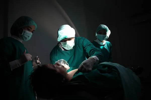 Lékařský Tým Provádí Operaci Skupina Chirurgů Operačním Sále Nemocnice Lékařský — Stock fotografie