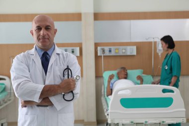 Elinde steteskop olan bir doktor ve hastalar hastaneye geliyor. Sağlık ve Tıp Konsepti. 