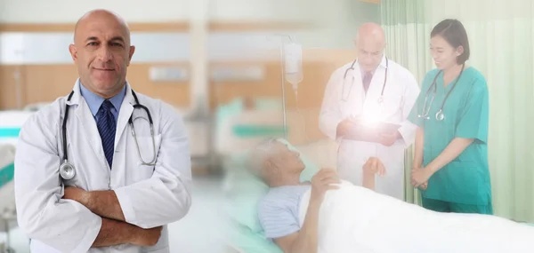 Geneeskundige Arts Met Stethoscoop Hand Patiënten Komen Naar Het Ziekenhuis — Stockfoto