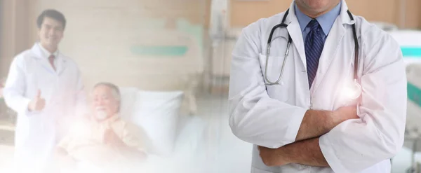 Geneeskundige Arts Met Stethoscoop Hand Patiënten Komen Naar Het Ziekenhuis — Stockfoto