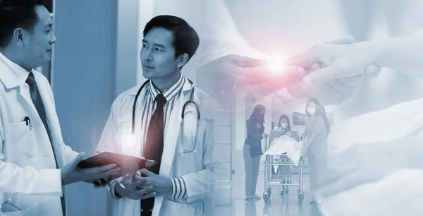 Lékař Medicíny Stetoskopem Ruce Pacienti Přijít Nemocničního Zázemí Profesionální Lékař — Stock fotografie