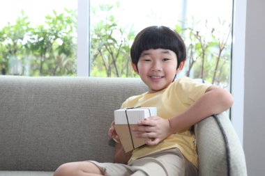 Çocuk bir hediye ve yeni bir ev verdi. 