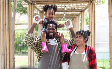 Afro-Amerikan ailesi mutlu bir yaz tatili geçirsin. 