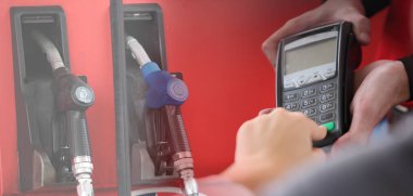 Petrol yakıtlı konsept modern ikon, yakıt ikonu araba taşıma istasyonu, elektrik enerjisi restorasyonu, benzin istasyonundaki benzin pompasını kullanan adamı kapatın.