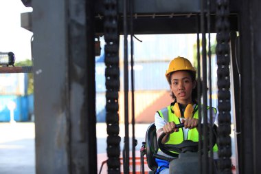  Ekip halinde, işçi ustabaşı, nakliye alanında motor tamircisi. Ulaşım, lojistik kavramı. 