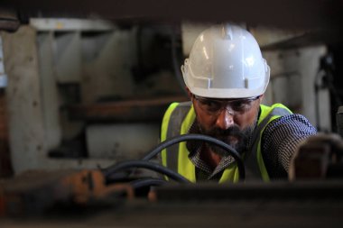 Makineli Endüstriyel Mühendisler. Endüstride üretim mühendisi. Endüstriyel fabrikadaki metal denetimini kontrol ediyor ya da zorluyor..
