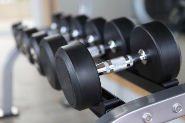 Spor salonunda dambıl, odaklanma seçin 