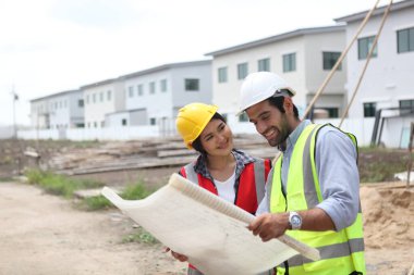 Mühendisler ya da işçiler inşaat alanında çalışıyor. 